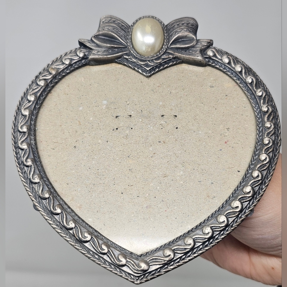 *$OLD*Vintage Silvestri Heart Metal MRF 89 Small Picture Frame with Faux Pearl - Picture 4 of 9